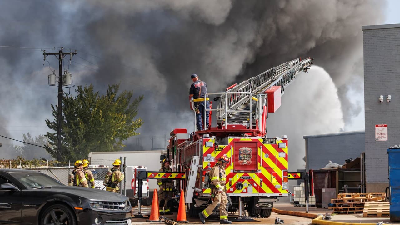 <h3 class="cms-H3-H3">El fuego se concentró en un estacionamiento </h3>Los vehículos estaban en el exterior de 
<b>un negocio de Grand Prairie. </b>
<br>El humo generado por el incendio 
<b>pudo observarse desde los alrededores de Six Flags.</b> 
<br>Los equipos trabajaron para contener las llamas en los vehículos
<b> y evitar que el fuego se extendiera a estructuras cercanas.</b> 
<br>No se reportaron 
<b>personas heridas.</b>