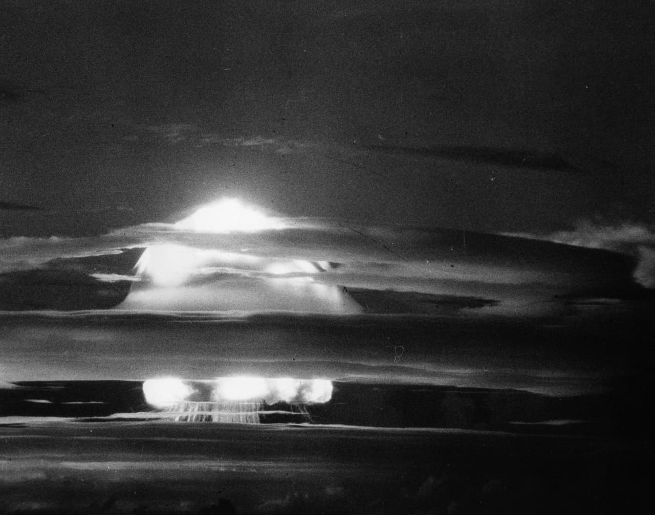 <b>6. "</b>Si el ataque nuclear ocurre mientras usted está afuera,
<b>no mire la bola de fuego,</b> su incandescencia podría dejarlo ciego", continúa el departamento de Seguridad de Guam. Una bomba Hidrógeno, por ejemplo, de 500 megatones que explote a una altitud de 30 km
<b><a href="http://www.univision.com/noticias/trending/corea-del-norte-y-las-armas-nucleares-siria-y-las-quimicas-que-son-quien-las-tiene-y-que-las-diferencia-fotos">puede incendiar en el suelo un área de 300 km de diámetro</a></b>
<a href="http://www.univision.com/noticias/trending/corea-del-norte-y-las-armas-nucleares-siria-y-las-quimicas-que-son-quien-las-tiene-y-que-las-diferencia-fotos">.</a>