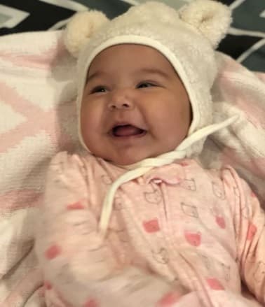 La pequeña Emilia nació el pasado 27 de noviembre en Los Ángeles, California, y desde su nacimiento el cantante no ha dejado de compartir fotos de ella y de su otra 'princesa', su hija Elizabeth.