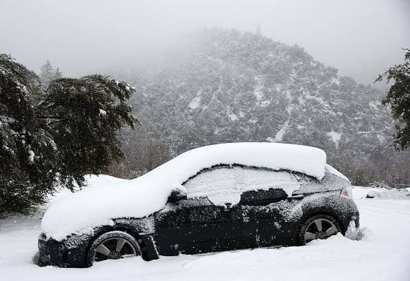 Un auto cubierto de nieve ese es el panorama de lo que se vive dada la gran tormenta, que trae la rara advertencia de ventisca se espera que algunas nevadas alcancen elevaciones más bajas en el condado de Los Ángeles.
<br>