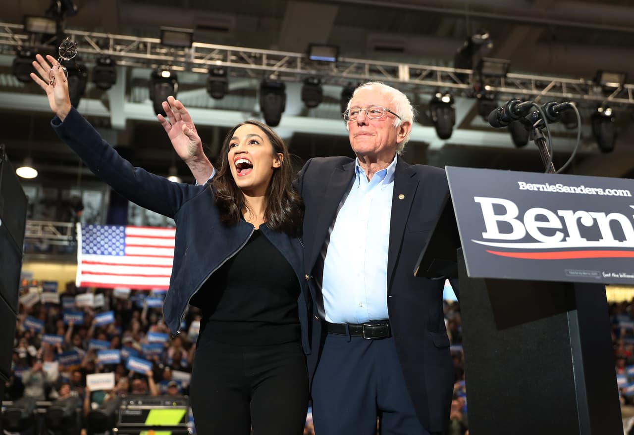 Bernie Sanders tuvo un evento masivo en lunes en la noche en Durham, una ciudad de 16,000 habitantes al sur de New Hampshire. Lo acompañó la congresista neoyorquina Alexandria Ocasio-Cortes.
<br>