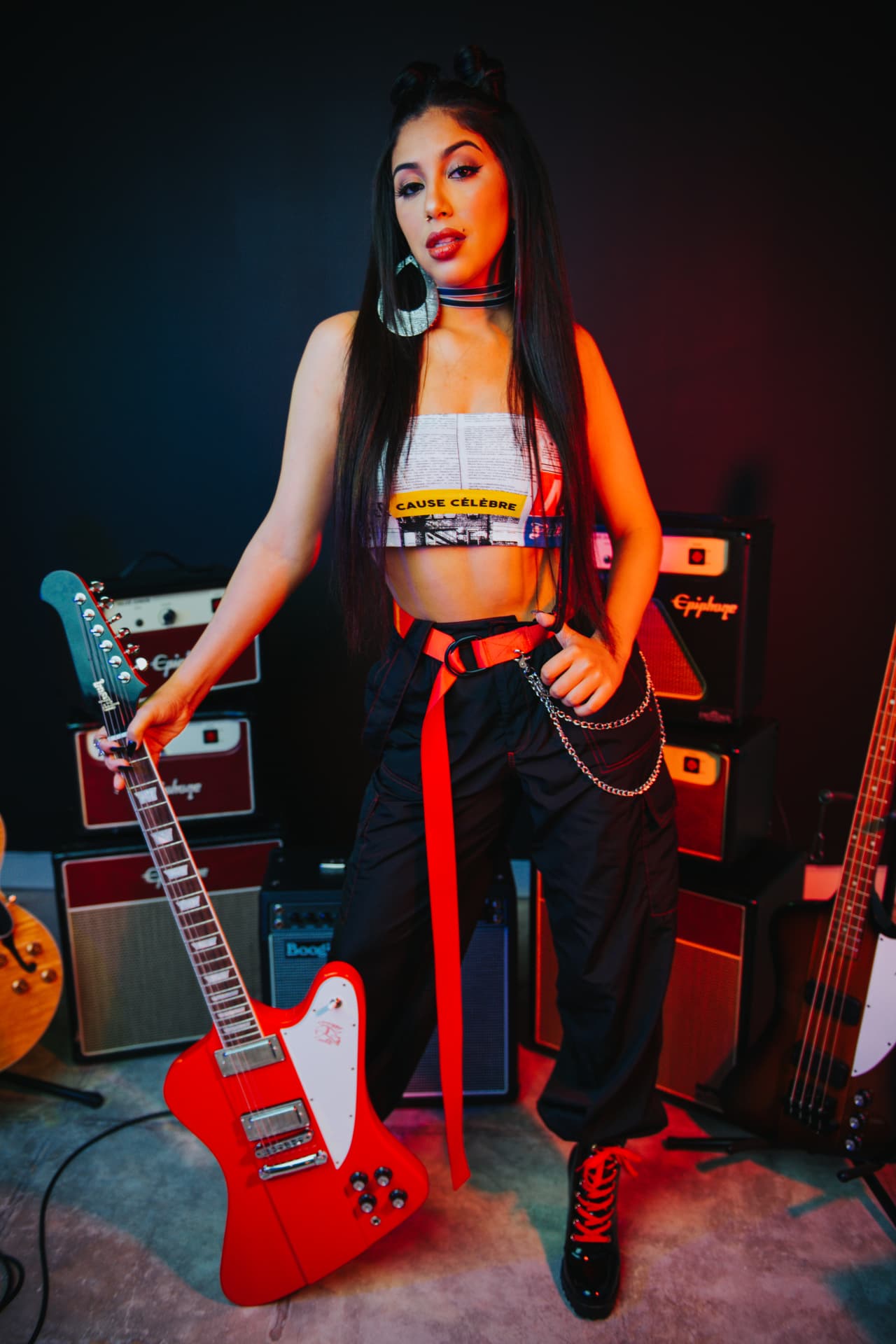 Tiene un profundo tono de voz que ha ayudado a que su pasión por el reggaetón sea tan grande.