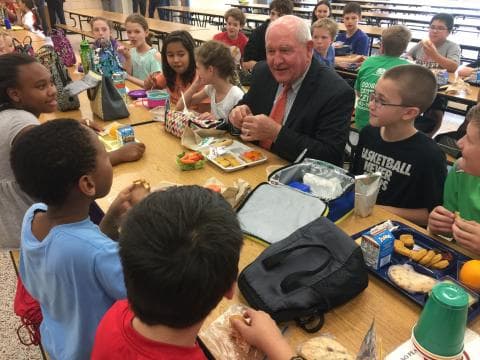 El secretario de Agricultura, Sonny Perdue, señaló su preocupación por el menú escolar como abuelo de 14 nietos, mientras comía con los alumnos de la Catoctin Elementary School en Leesburg, Virginia.