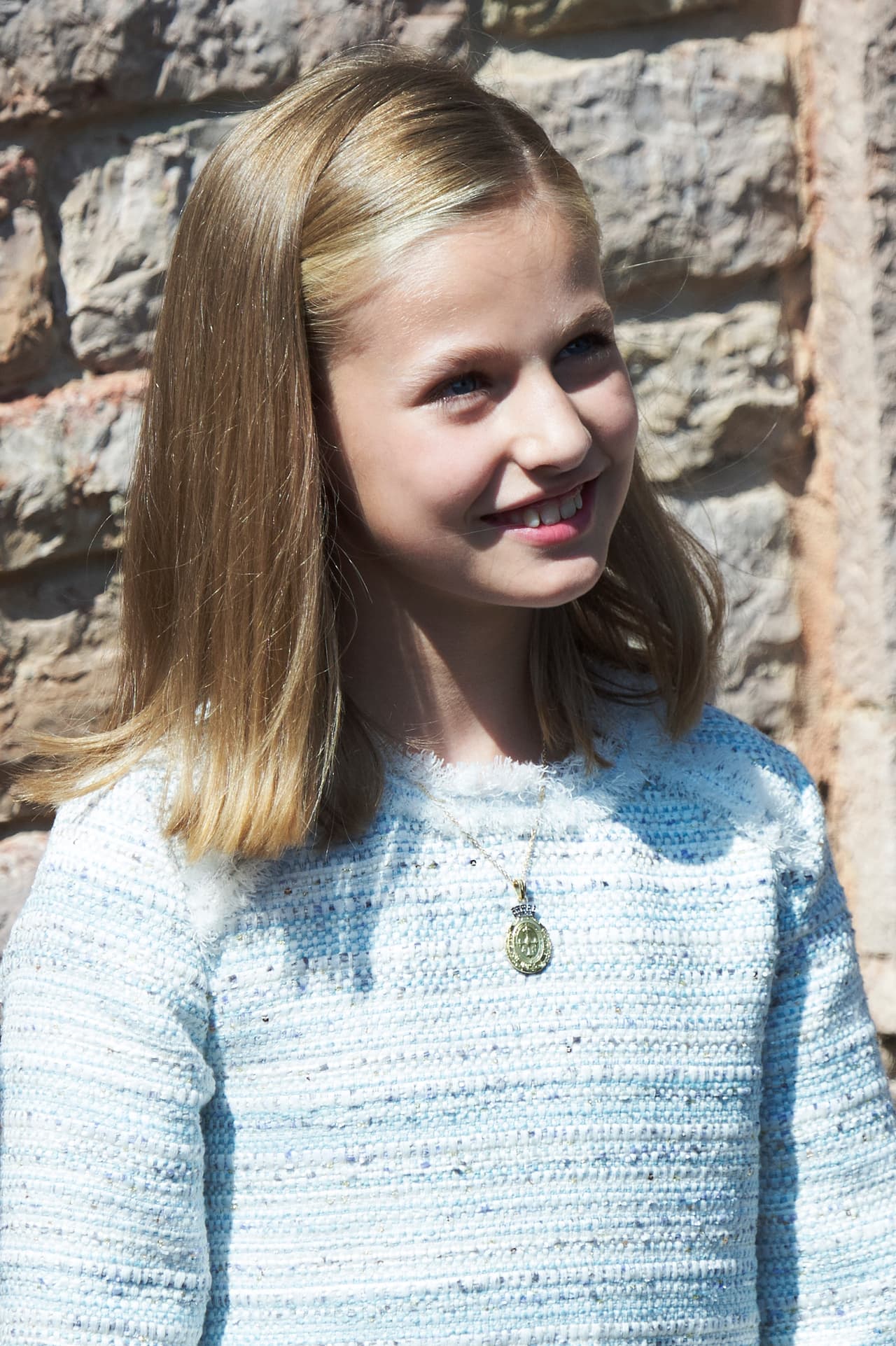 Durante el acto solemne, la heredera al trono recibió una insignia realizada por la prestigiosa
<b> </b>joyería Quirós de Oviedo, para lo que su abuela, la reina Sofía, pidió se recreara el emblemático centenario -en oro de 18 quilates- que recibió 
<b>Felipe</b>, cuando todavía era príncipe.