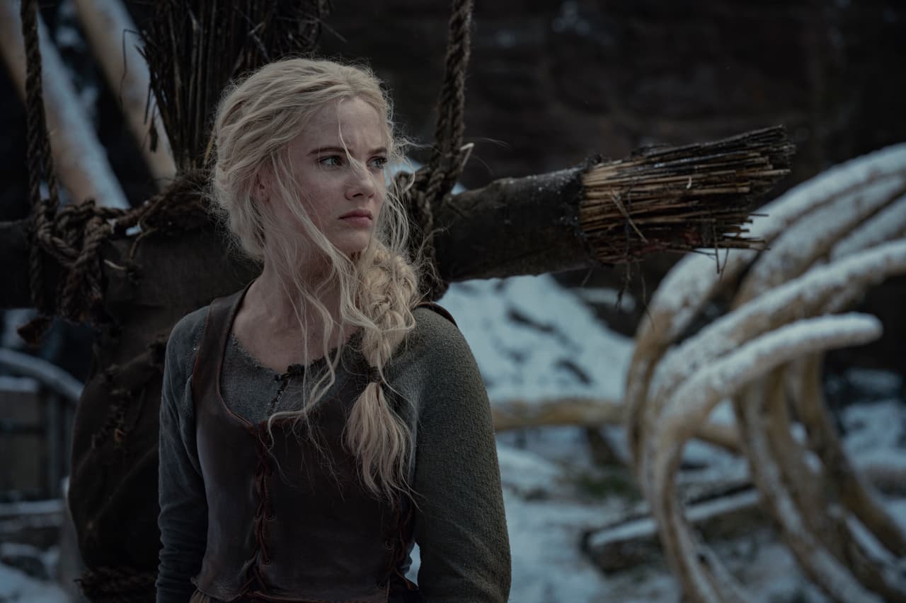 <b>Freya Allan</b> da vida a Ciri, nombre corto de la princesa Cirila de Cintra, quien 
<a href="https://www.univision.com/famosos/explicacion-de-las-visiones-de-ciri-en-the-witcher">en la segunda temporada</a> de la serie encontró una figura paterna en Geralt de Rivia y descubrió su potencial mágico.