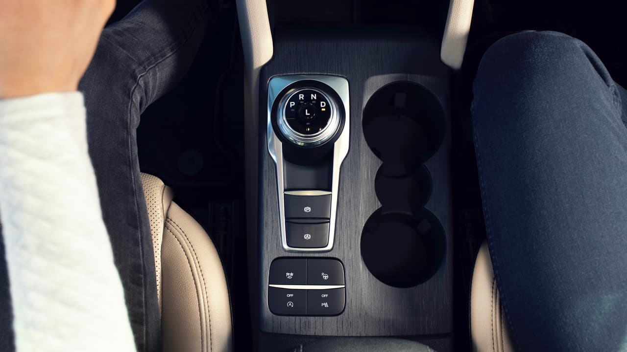 La Ford Escape 2020 es el más reciente vehículo del fabricante en abandonar la palanca de cambios tradicional en favor de un 
<b>selector de cambios rotativo</b>. A quienes aún no lo han probado, puedo decir que se trata de un sistema muy fácil de usar al cual los conductores se adaptan en muy poco tiempo. 
<br>
<br>Hablando de los cambios, todos los modelos no híbridos así como el híbrido tradicional, cuentan con una nueva 
<b>transmisión automática de 8 velocidades</b>, mientras que el sistema de tracción integral AWD es opcional.