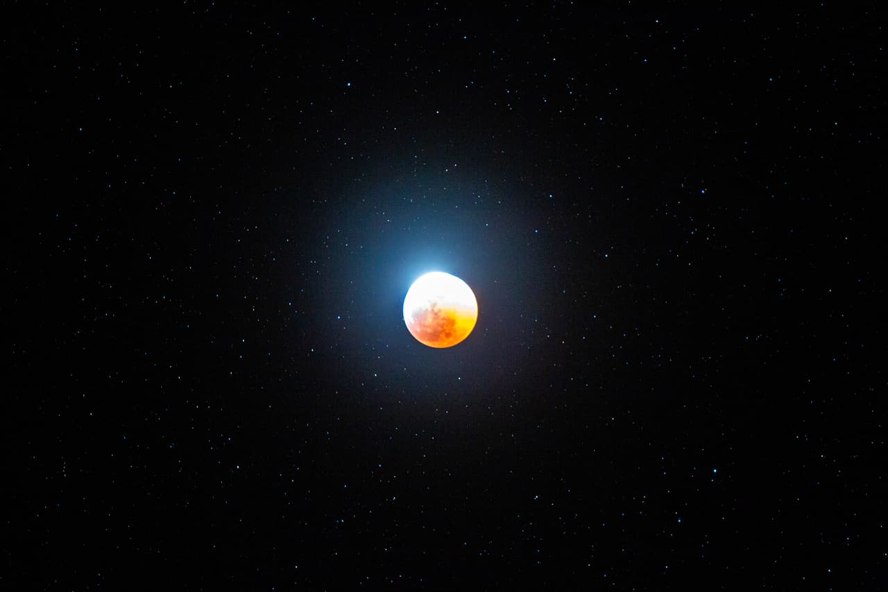 La luna durante el eclipse comenzó a cambiar de color. Así se vio en California.