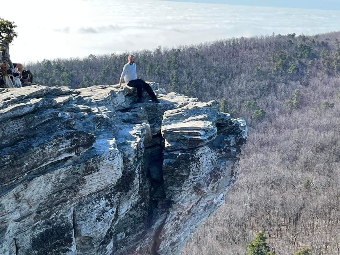 <b><a href="https://www.ncparks.gov/state-parks/hanging-rock-state-park">Hanging Rock State Park</a></b>. Los visitantes pueden remar en el apacible río Dan, caminar hasta imponentes cascadas, escalar acantilados de 400 pies o pedalear por un sendero rápido y fluido. Los excursionistas pueden dirigirse a formaciones rocosas únicas, como Balanced Rock o Torrey's Den Falls, que es la cascada más alta del parque. El parque también es un destino en invierno, gracias al clima templado y la abundancia de rocas, desde campos de rocas ocultas hasta Moore's Wall y Cook's Wall, de dos millas de largo y 400 pies de altura.
<br>
<br>
<b><a href="https://goo.gl/maps/y3dyQdTL8mK5xUMd9">Cómo llegar</a></b>