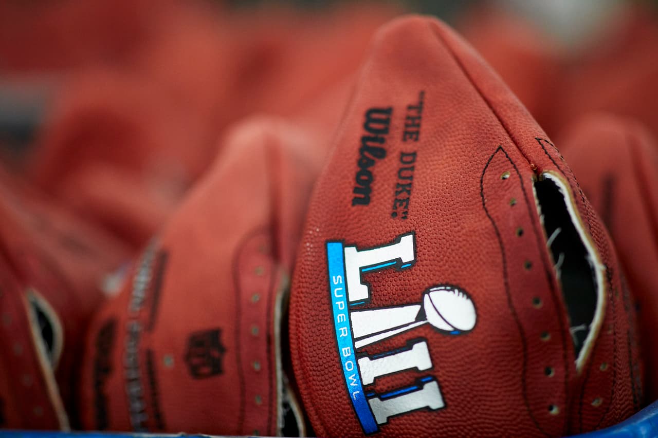 Una vez confeccionados, la finalización del balón tendrá en sus costuras el detalle final para el agarre de los jugadores en la cancha.