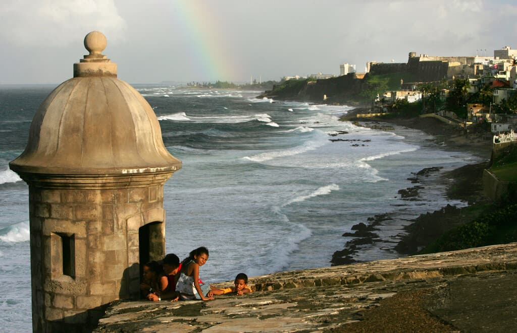 El Viejo San Juan, con adoquines, tiene coloridos edificios coloniales españoles y sitios icónicos del siglo XVI. Entre ellos, El Morro y La Fortaleza.
