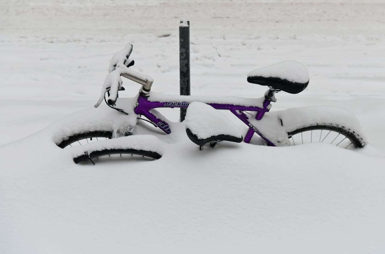 Bicicleta cubierta por nieve.