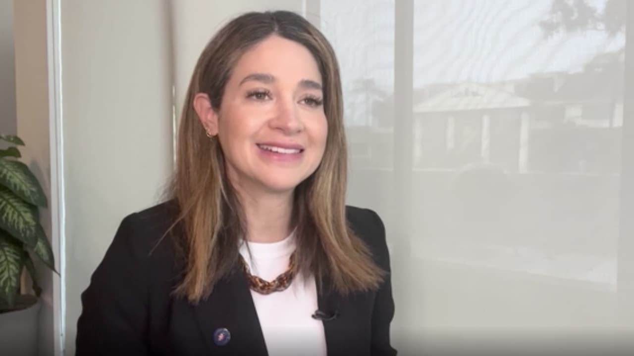 La AAA recomienda que las personas que van a manejar descansen, que duerman al menos 7 horas antes de salir de viaje.