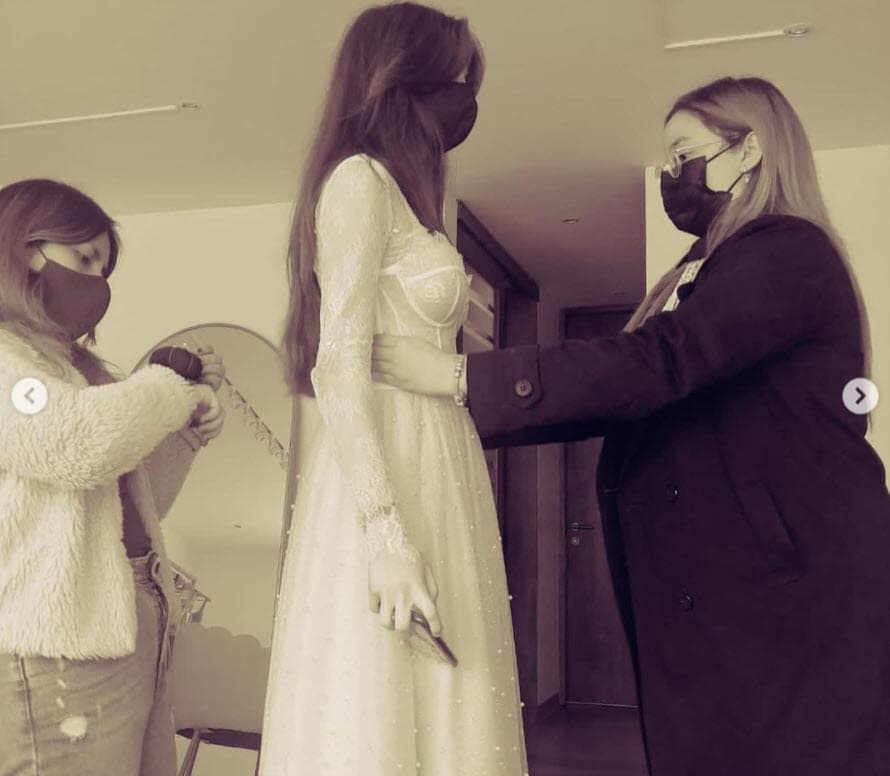 Según se puede observar en las fotos, publicadas este martes 27 de julio, Elisa se probó tres piezas distintas. 
<br>