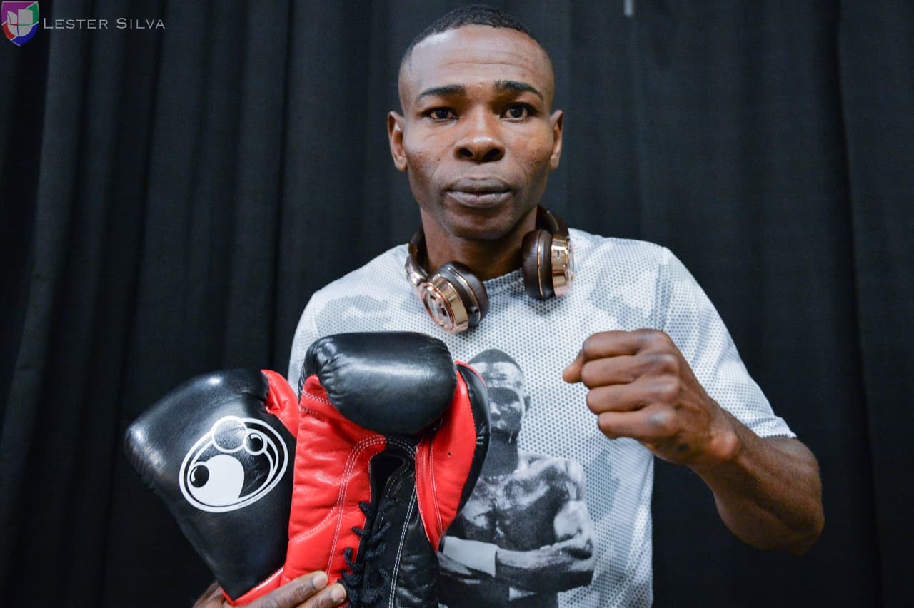 Tampoco el cubano Guillermo Rigondeaux y el mexicano Moisés Flores tuvieron problemas con la romana previo a su combate por los títulos de la AMB e IBO de peso supergallo.