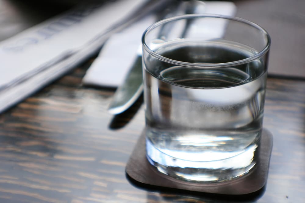 Lo dejarás todo el tiempo en alto, con el papel debajo hasta que el agua se evapore y gaste totalmente, lo cual irá ocurriendo a medida que transcurra el mes sinódico y se vaya esparciendo la onda energizante dentro de tu realidad existencial.