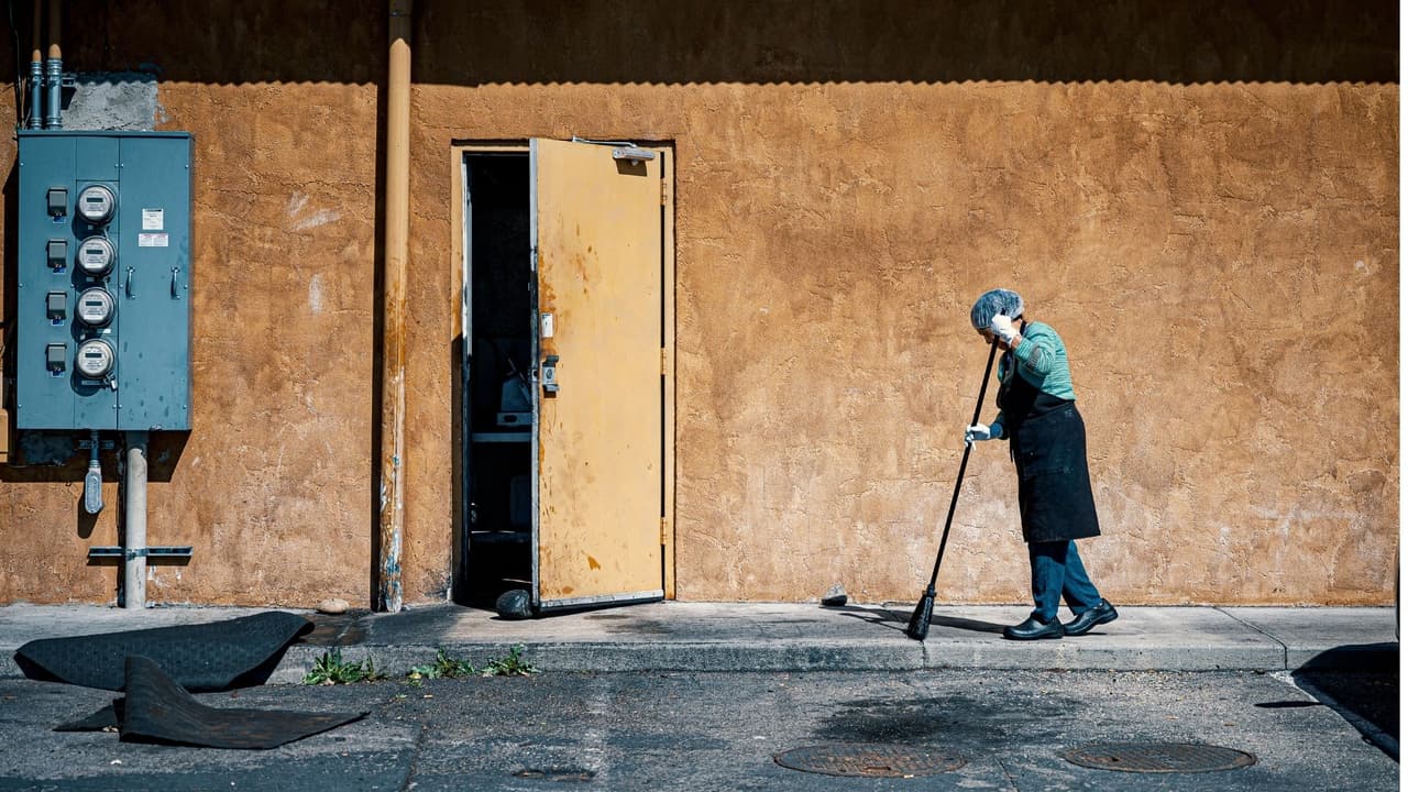 Usa una escoba para limpiar entradas, patios y aceras en lugar de limpiar con manguera.
<br>