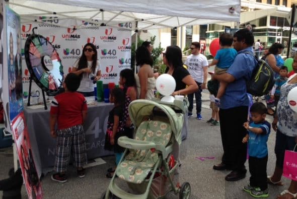Cientos de personas asistieron a la 21º Fiesta del Pueblo este domingo en el centro de Raleigh. Grandes y pequeños pudieron disfrutar junto a Univision 40 de un ambiente lleno de juegos, antojitos, productos y mucho entretenimiento.