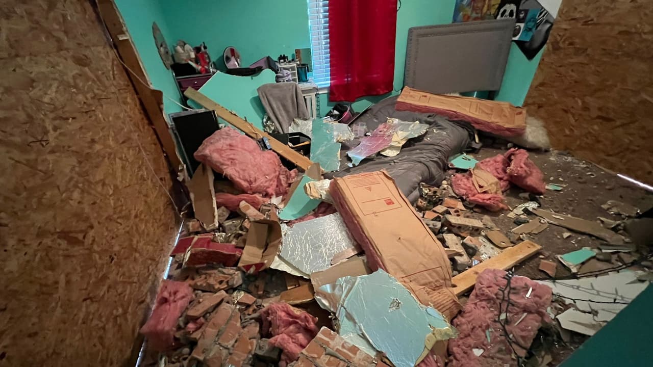 La camioneta atravesó la habitación de lado a lado.