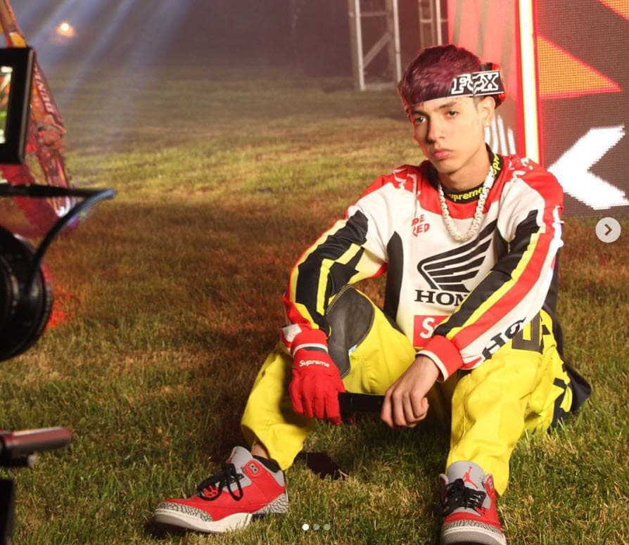 Tras su intercambio de declaraciones con Pepe Aguilar, su fama incrementó. El 14 de mayo, ese mismo tema tenía 11 millones de reproducciones. 
<br>