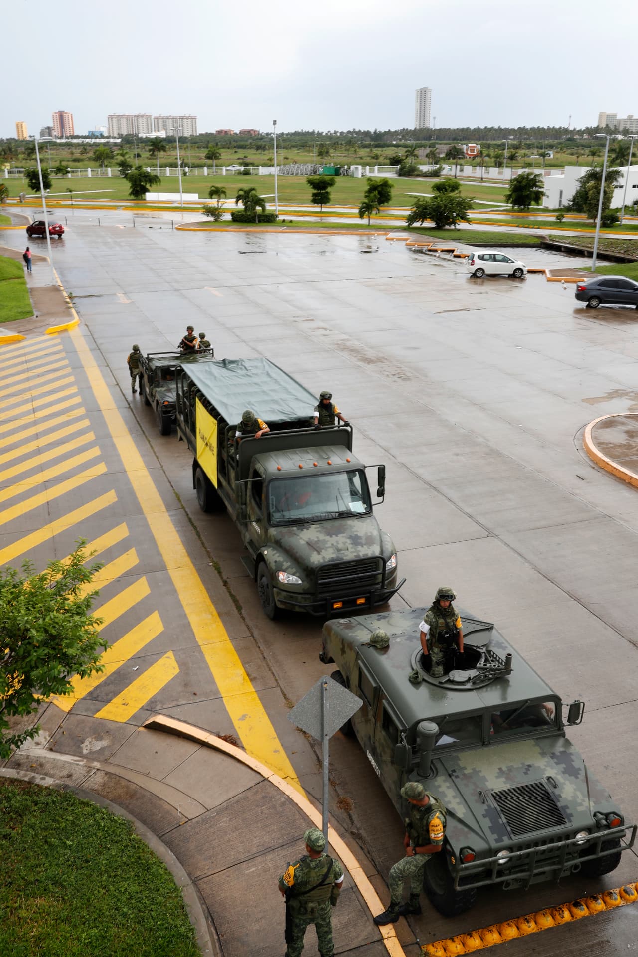 México puso en alerta a 12,000 soldados, 3,115 marinos y 11,493 médicos ante el pronóstico de impacto de los ciclones Willa y Vicente en su litoral occidental, en cuyos mayores balnearios hay unos 40,000 turistas.