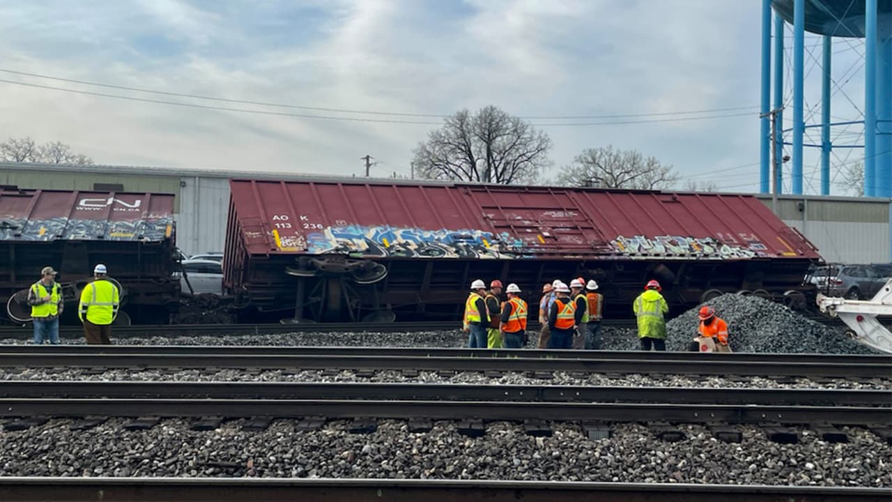 Tren de carga descarrila en Blue Island; descartan derrame de material peligroso