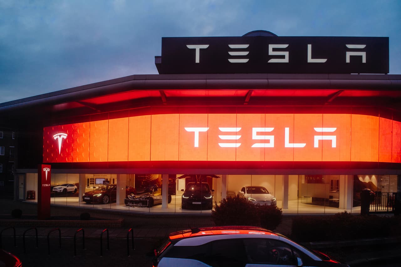 <b>Puesto 8. Tesla</b>
<br>
<br>Localización: Estados Unidos.
<br>
<br>Área: consumo discrecional (autos, baterías).
<br>
<br>Capitalización de mercado: 641,000 millones de dólares.
<br>
<br>La capitalización de mercado de Tesla aumentó en un asombroso 565%, lo que llevó más cerca a su fundador, Elon Musk, a ser la persona más adinerada del mundo.
<br>
