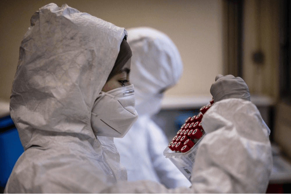 <b>¿</b>Dónde puedo buscar citas?
<br>Según el estado, hay citas disponibles con la vacuna Pfizer en 
<a href="http://www.kanevax.org/" target="_blank">www.kanevax.org</a>. El Departamento de Salud de Chicago aseguró que están a la expectativa del plan de contingencia federal que la Agencia Federal para el Manejo de Emergencias (FEMA) deberá comunicar en los próximos días.