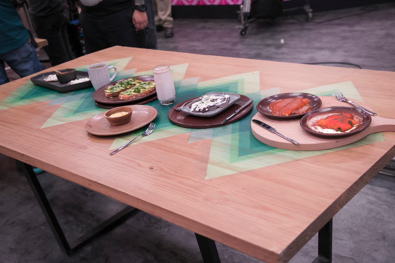 La familia Vásquez dispuso en la mesa: atole de piloncillo con maíz, agua de horchata, quesos con dos diferentes salsas, un mini pay de mango, enfrijoladas y memelas. "Nos fue muy bien en cuanto a sabor, pero sabemos que nos quedamos cortos con la variedad", reconoció Lula.