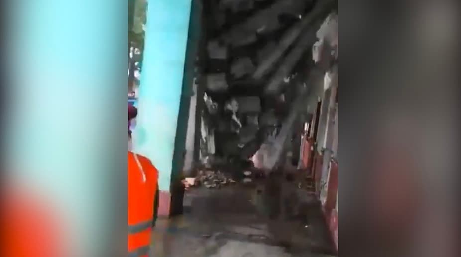Captan en video el momento en que se derrumba un edificio sobre un portal en Cuba
