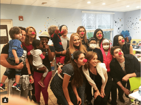 ¡Qué tal! Leslie es voluntaria en un hospital.