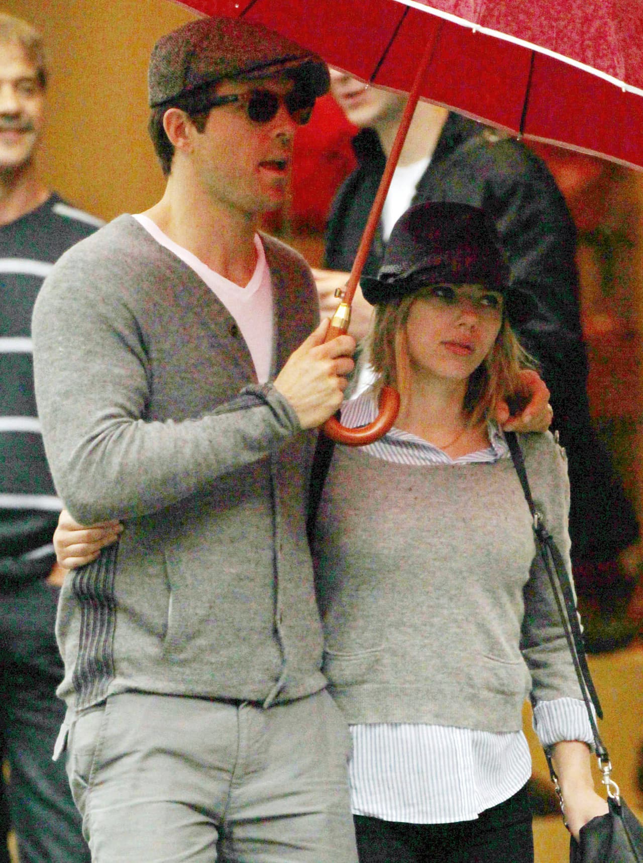 Este es el tercer matrimonio de la actriz, y el primero del escritor. En 2008 se casó con el actor Ryan Reynolds y en 2014 con el periodista francés Romain Duriac, con el que tiene una hija: Rose Dorothy.