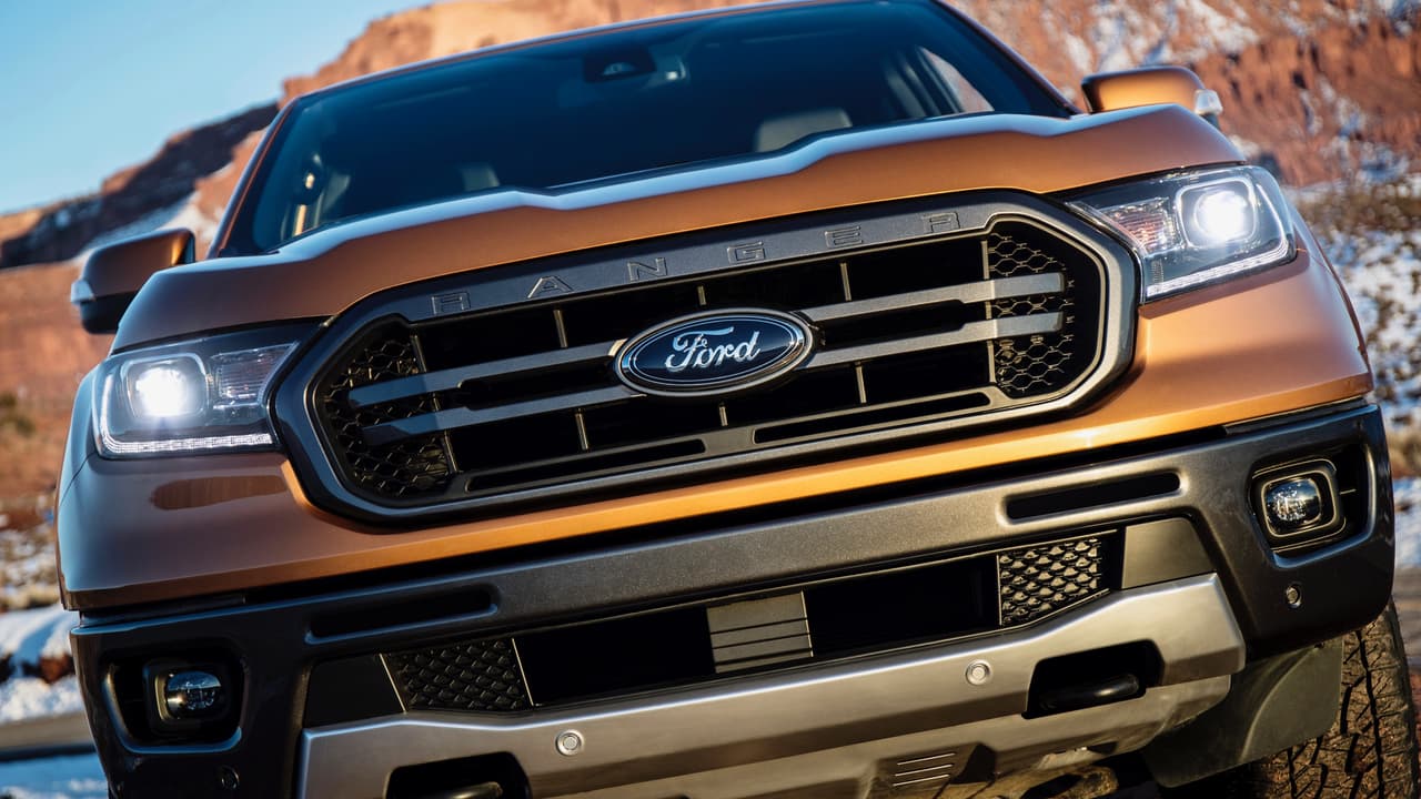 Hoy a casi 8 años de su desaparición Ford finalmente nos presenta el reemplazo de su camioneta pickup mediana, la cual conoceremos como la
<b>Ford Ranger 2019</b>. El nuevo modelo está basado en la edición internacional de la Ford Ranger que se vende con bastante éxito en México, mercados de América Central y Suramérica, Europa y el sureste asiático, la cual fue modificada para adaptarse al gusto de público norteamericano.