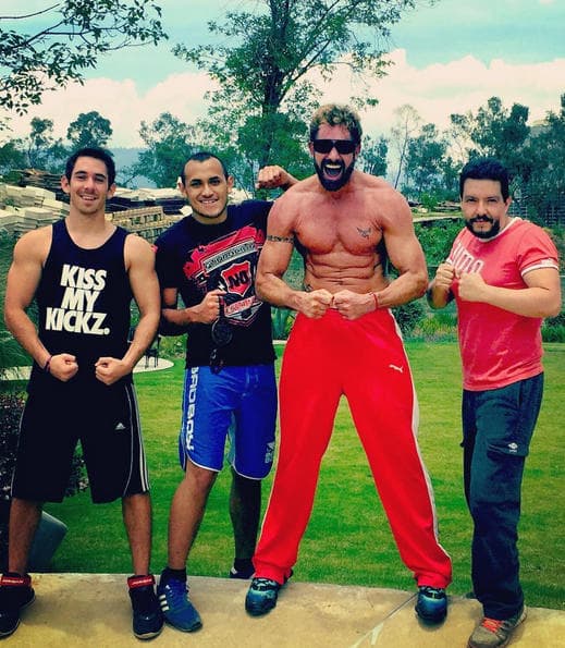 Además es fan de algunas artes marciales y de los deportes extremos.