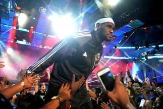 LeBron James nos dejó boquiabiertos al anotar 61 puntos, su mejor marca como profesional y de equipo en el partido que ganaron por 124-107 a los Bobcats.