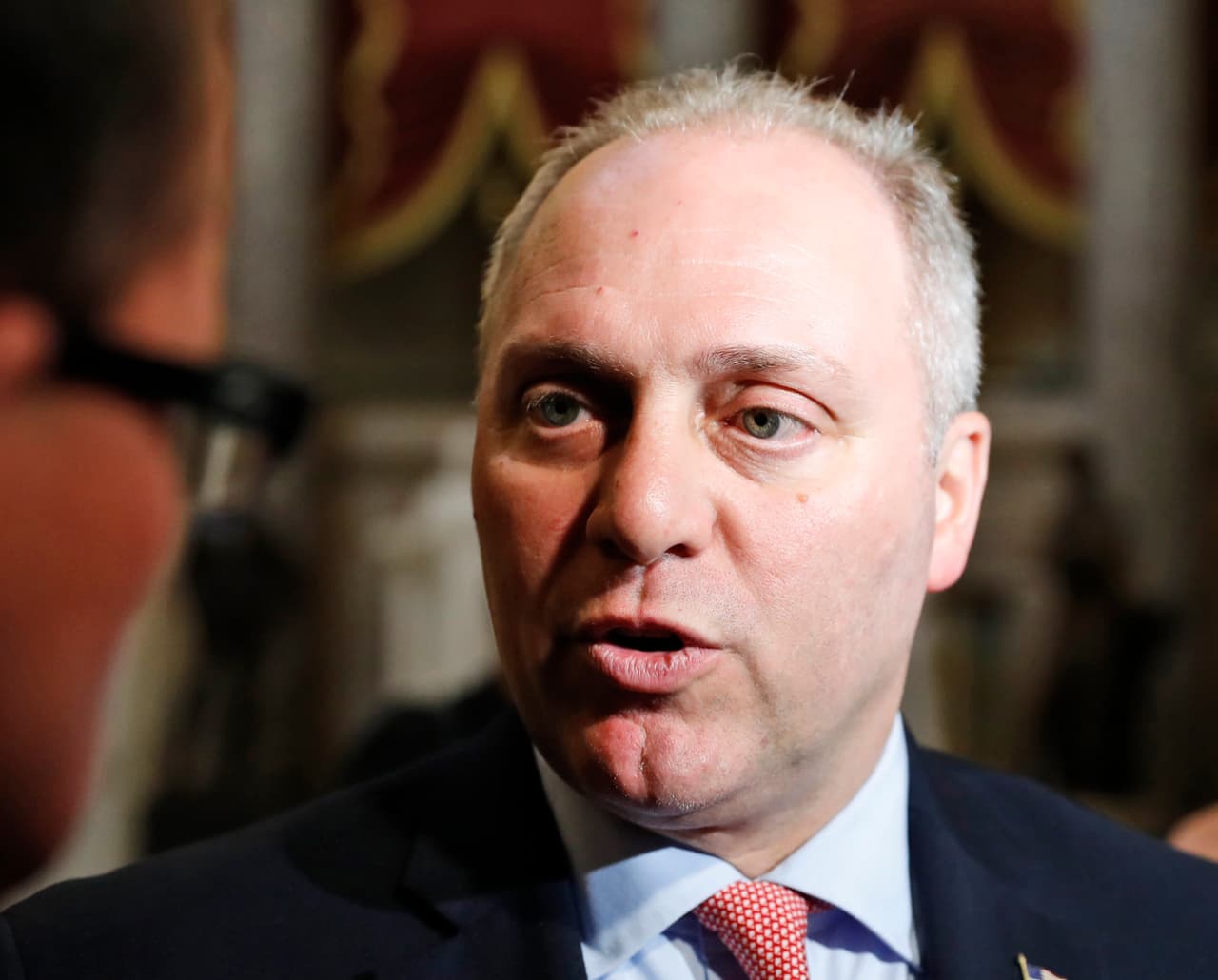 Scalise es operado por segunda vez y se mantiene en estado crítico, aunque médicos destacan cierta mejora