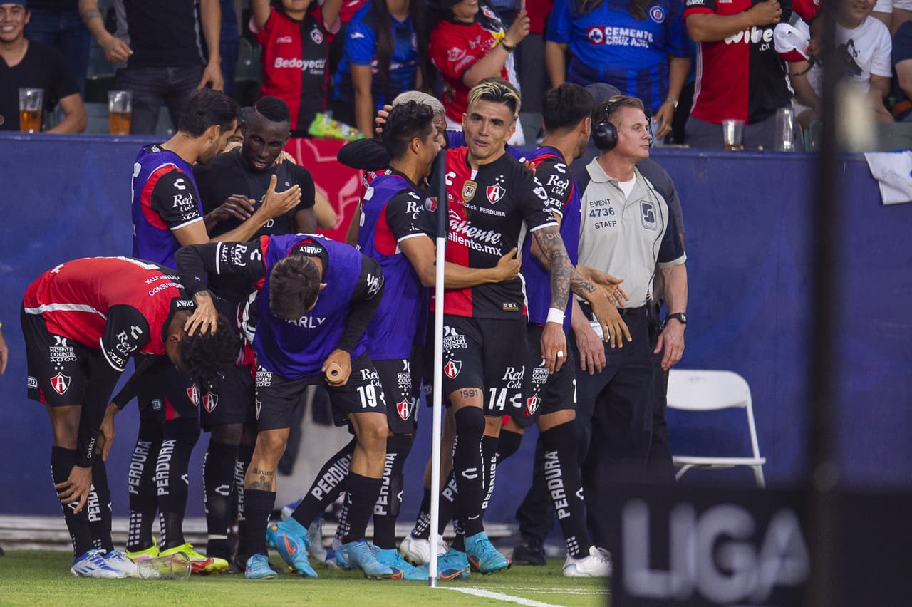 Julián Quiñones pasó de héroe a villano en cuestión de minutos, pues marcó el gol para empatar 2-2 en el tiempo reglamentario, pero voló el último cobro en los penales para darle el triunfo a Cruz Azul.