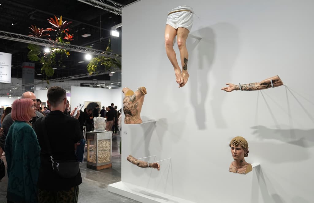 Una escultura tallada en madera que representa las partes del cuerpo tatuadas de Justin Bieber, titulada "Incarnator", del artista Paul Pfeiffer, se exhibe durante Art Basel Miami Beach.