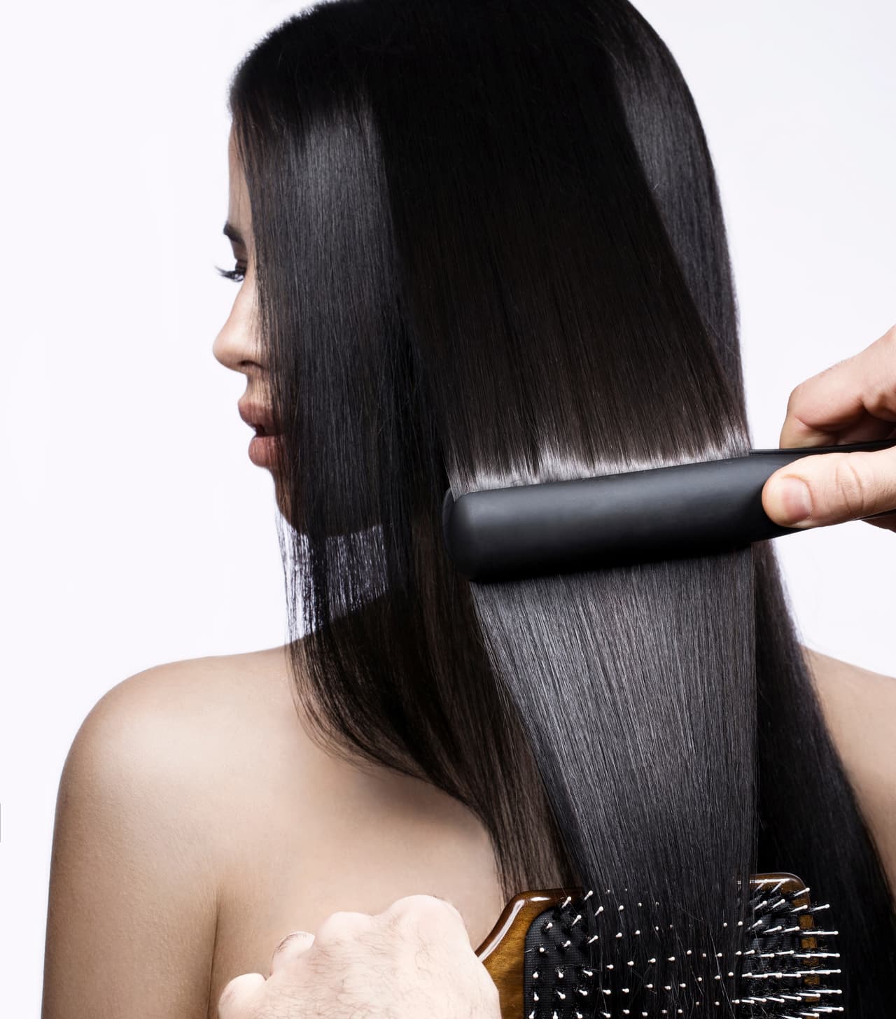 <b>Planchas para alaciar </b>
<br>
<b>Aunque desde finales del S. XIX hubo varios intentos por crear un implemento para alaciar el pelo, no fue sino hasta 1912 cuando surgió algo que verdaderamente cumpliera esta función.</b> El invento de Lady Jennifer Bell Schofield consistía en dos placas de metal sujetadas por una bisagra. 
<b>Este rudimentario precursor de las <a href="https://evoluciondelaplanchadepelo.wordpress.com/2014/04/11/historia-y-evolucion-de-la-plancha-para-el-cabello/ ">planchas</a> de nuestra época se calentaba en la estufa.</b> Con el tiempo, el hierro del que se fabricaban se sustituyó por aluminio y acero, y su diseño se fue perfeccionando. 
<b>En 2001 la firma británica <a href="http://www.ghdhair.com/es">GHD</a> lanzó una nueva tecnología basada en placas de cerámica. </b>
<br>