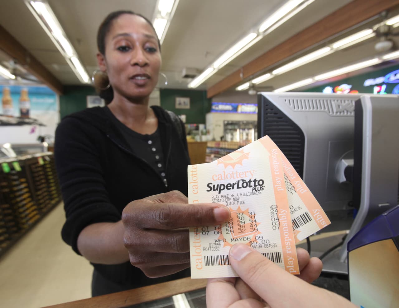Buscan al ganador del premio gordo de lotería que se vendió en California, ¿será el tuyo?