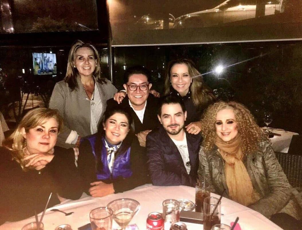 A través de las redes sociales ha dejado ver que mantiene una linda relación con su hermana
<b><a href="http://www.univision.com/temas/victoria-ruffo">Victoria Ruffo</a></b>, con quien tiene el mismo grupo de amigos.