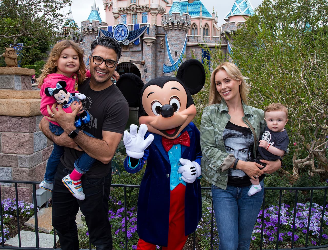 El guapo actor mexicano y su esposa Heidi Balvanera vivieron una mágica experiencia junto a sus hijos en el parque Disneyland en Anaheim, CA.