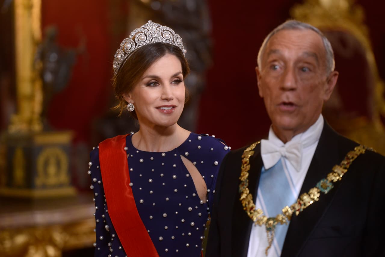 La diadema de perlas Cartier fue comprada por la reina reina Victoria Eugenia en 1920, posteriormente, don Juan Carlos se la compró a su tía Cristina.