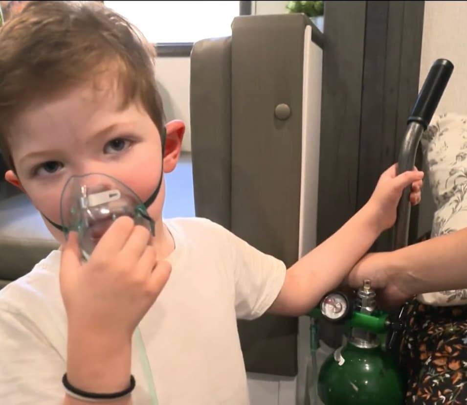 Con esa terrible situación, su madre, Marcela Morales, ha tenido que aprender a vivir. Desde los cuatro meses de edad, 
<b>Alejo comenzó a convulsionarse tras haber sido diagnosticado con el síndrome de Dravet. </b>
<br>