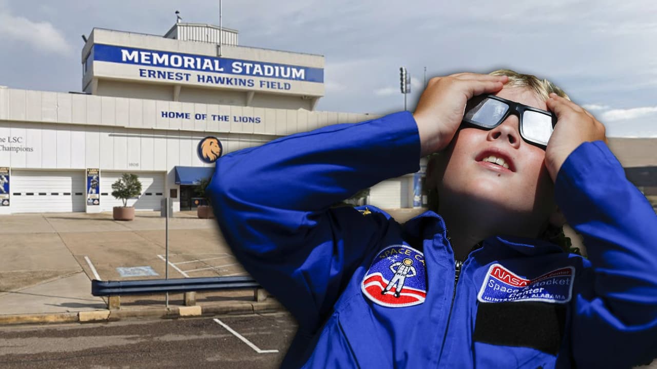 Pero el Texas Motor Speedway no será el único lugar donde podrás disfrutar del eclipse solar total 
<b>junto al equipo de <i>Noticias 23</i></b>. El 
<a href="https://maps.app.goo.gl/piERKAQfwsEvAgDk8" target="_blank">Memorial Stadium Ernest Hawkins Field de A&M Commerce (1606 Tx-24, Commerce) </a>también abrirá sus puertas para que 
<b>toda la familia pueda experimentar este fenómeno astronómico único</b>, que no se repetirá en unos 300 años en el norte de Texas. Además de presenciar el eclipse, 
<b>las personas tendrán la oportunidad de participar en emocionantes actividades</b> relacionadas con la astronomía. Parte de 
<b>los asistentes recibirán un juego de lentes especiales</b> para ver directamente el sol, lo que garantizará una experiencia segura y memorable para todos.