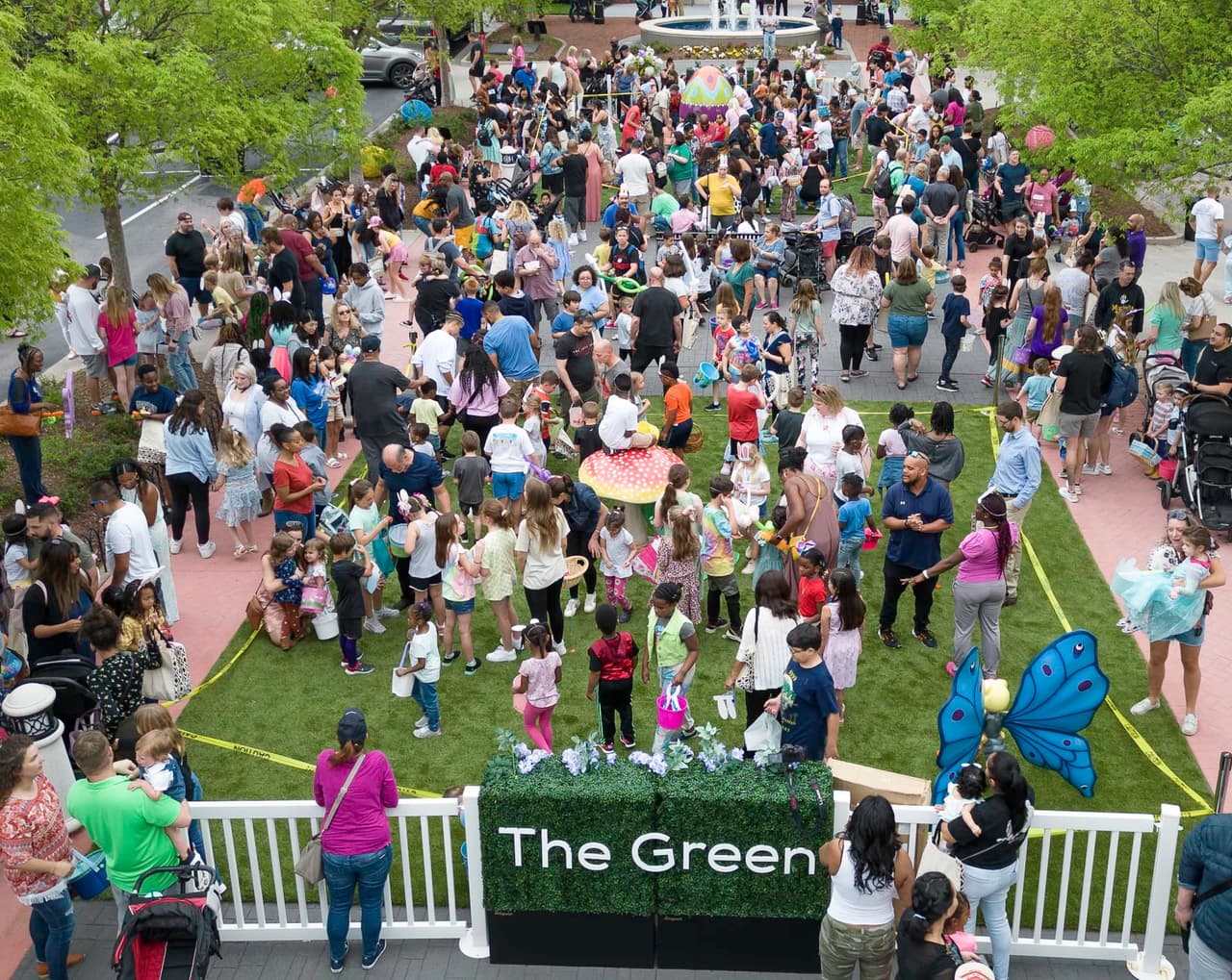 <b>Evento</b>: Spring Festival
<br>
<b>Fecha</b>: 29 de marzo
<br>
<b>Lugar</b>: The Avenue West Cobb. 3625 Dallas Hwy. Marietta, GA
<br>
<b>Sitio web</b>: 
<a href="https://www.avenuewestcobb.com/">https://www.avenuewestcobb.com/</a> 
<br>
<br>Conoce al Conejo de Pascua, disfruta de una entrega de huevos para niños de 4 años y menos, mientras los niños mayores realizan una búsqueda y más.