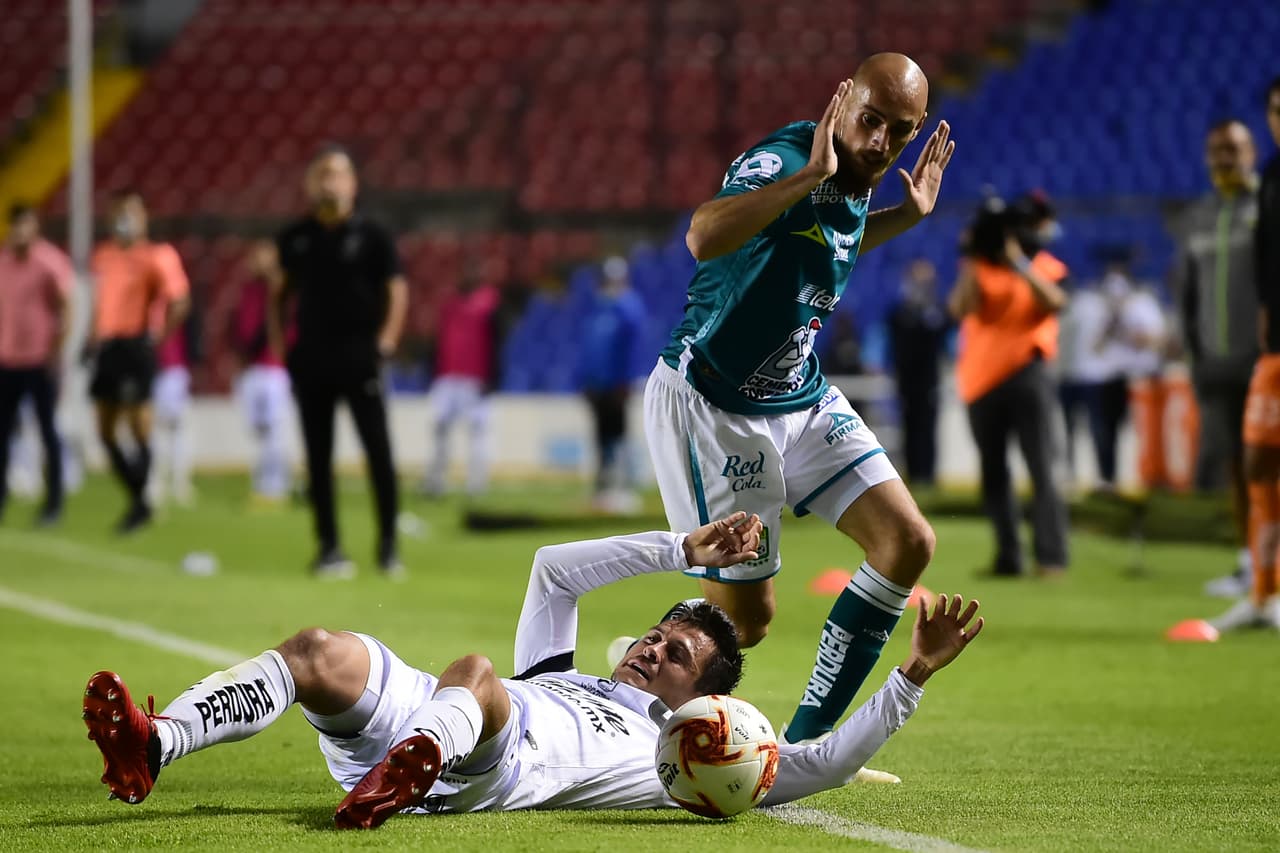 León se acerca a abrir el marcador, peor Gil Alcalá esta haciendo un buen trabajo bajo los tres palos.