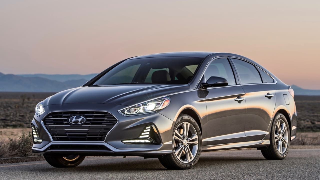 <h3 class="cms-H3-H3">5. Hyundai Sonata</h3>
<br>El sedán mediano de Hyundai ha crecido en popularidad con cada generación gracias a sus actualizaciones continuas. El actual modelo presentado en 2018 será sustituido por un 
<b><a href="https://www.univision.com/carros/hyundai-revelo-sorpresivamente-su-nuevo-sonata-2020-fotos" target="_blank">modelo totalmente nuevo</a></b> en 2020. Su precio inicial en 2018 fue de 22,500 dólares, el cual se mantiene en 2019.