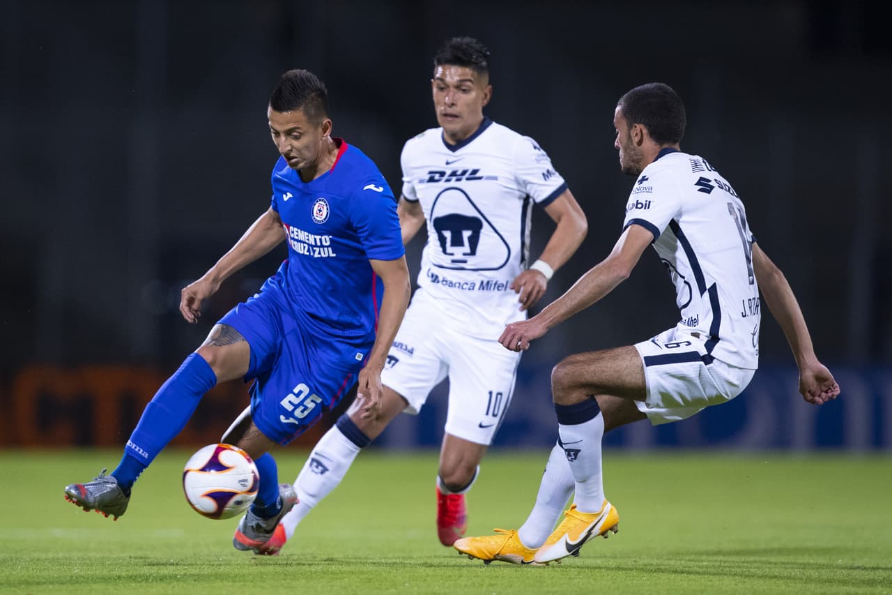 Con gol de Jonathan Rodríguez desde los once pasos, Cruz Azul sale victorioso en su visita a los Pumas 0-1. Cruz Azul retoma el liderato y los Pumas continúan hundidos entre los últimos puestos del torneo.