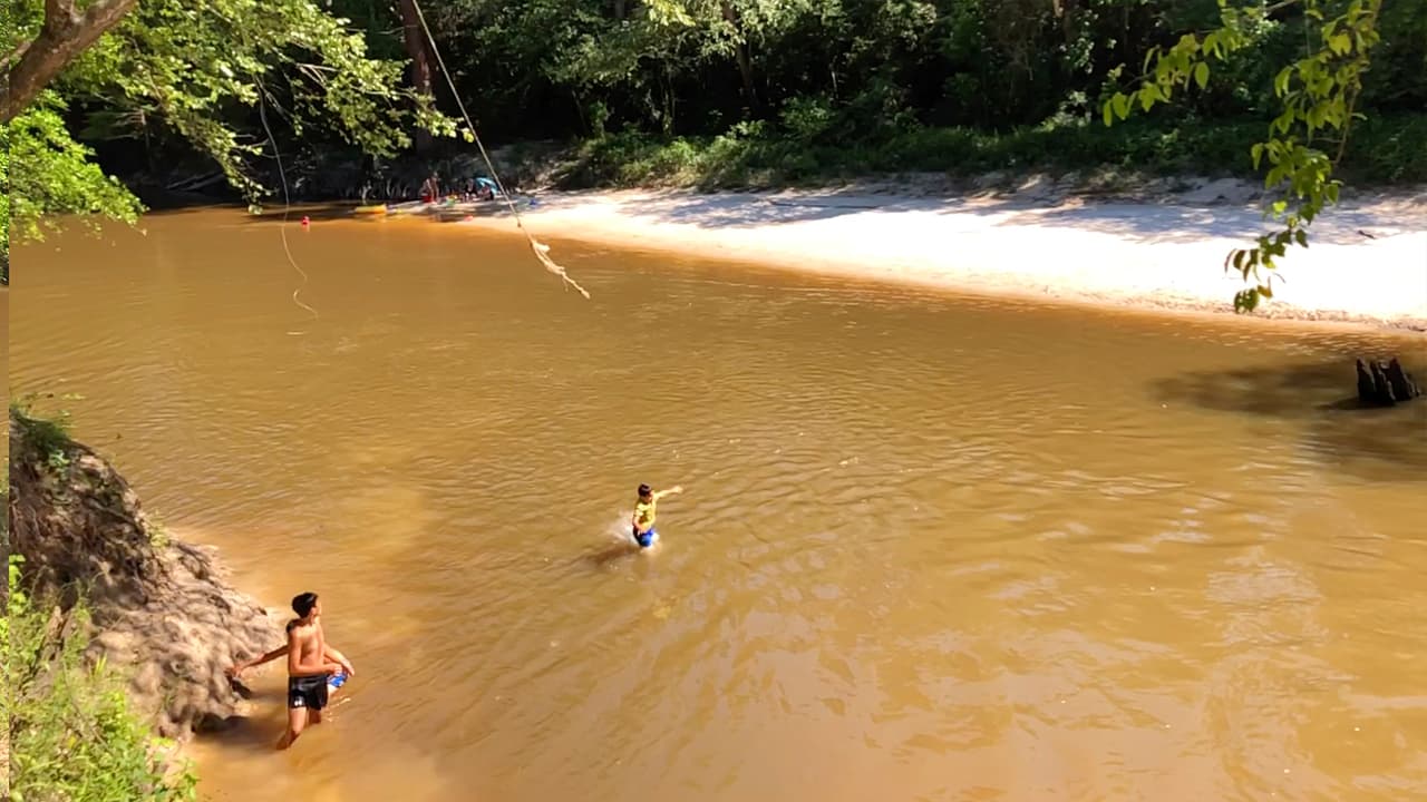 Aunque la profundidad del arrollo depende de que tanta lluvia haya caído en los días previos a la visita y, por lo general las aguas son calmadas, siempre se recomienda estar muy pendientes de los más pequeños. Disfruta con seguridad.