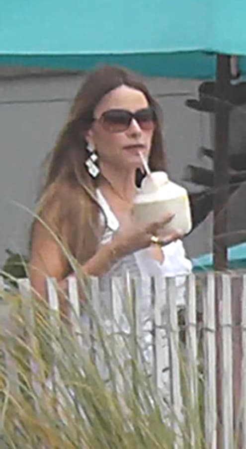 Usando un sexy bikini blanco, la novia recibió a sus amigos famosos.